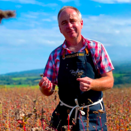 photo du fondateur de Youker dans ses champs de sarrasin